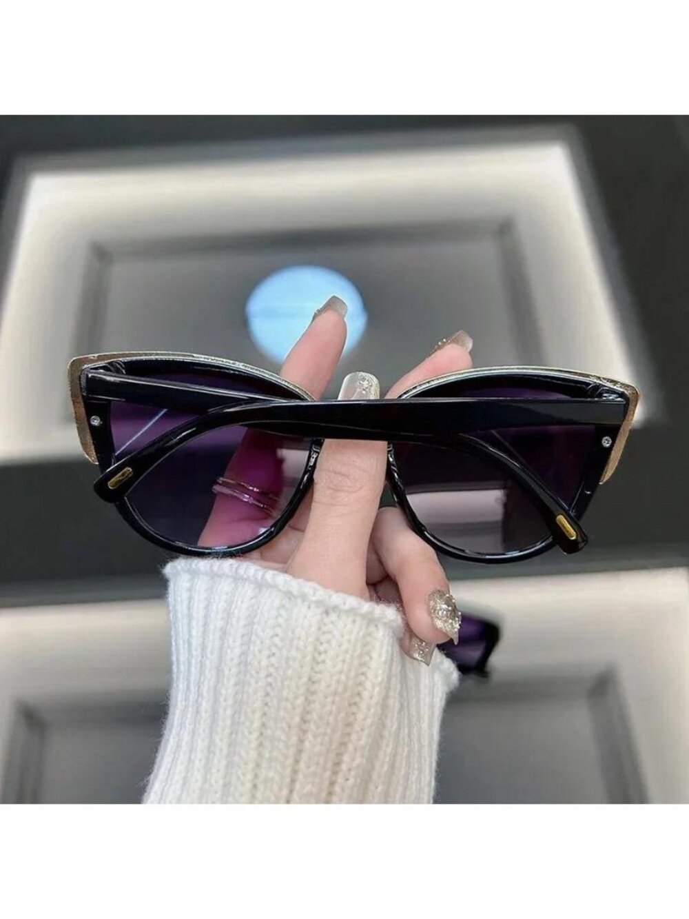 Retro Sunglasses - Picture 3 of 4
